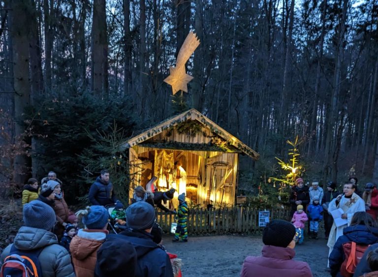 Kindersegnung an der Waldkrippe in Derching